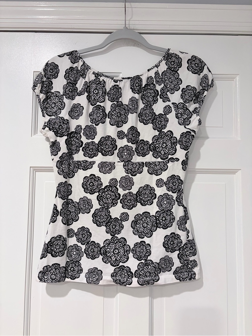 LOFT Black and White Floral Short Sleeve Scoop Neck Top - Picture 2 of 7